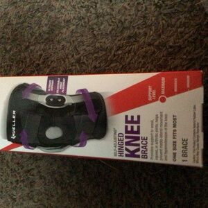 Mueller Self Adjusting Hinged Knee Brace